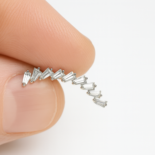 Orecchino Helix Curvo con Zirconi Baguette – Gioiello Cartilagine