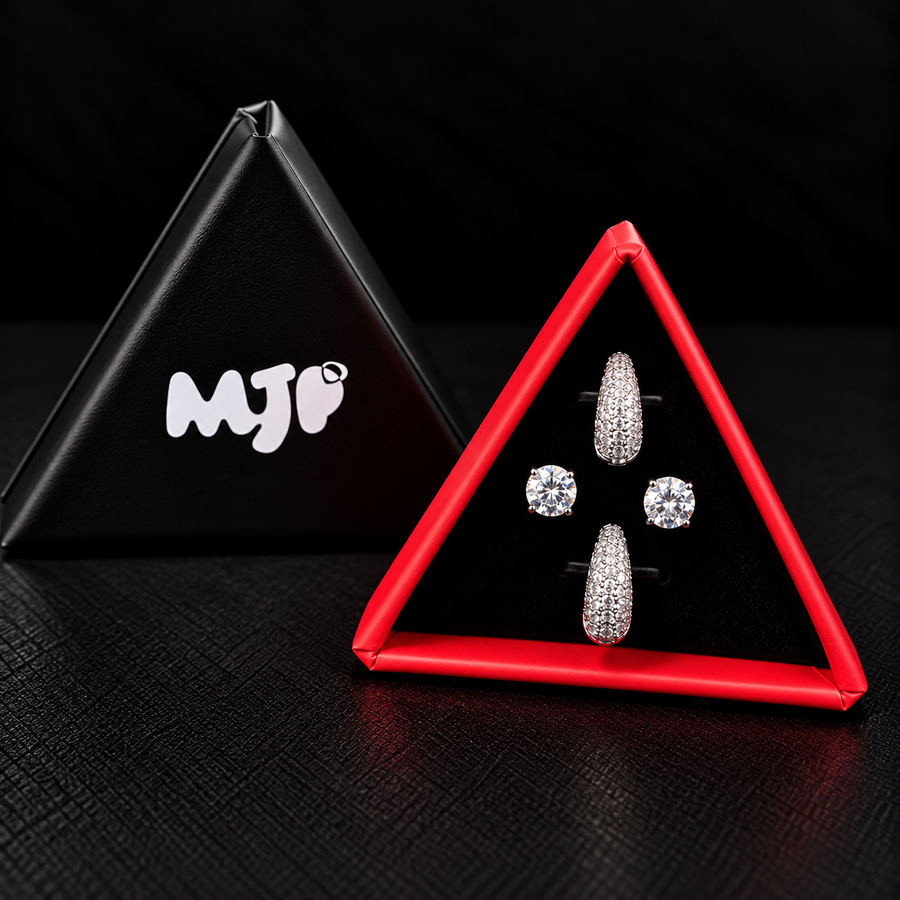 Espositore triangolare rosso con gioielli scintillanti (1).png