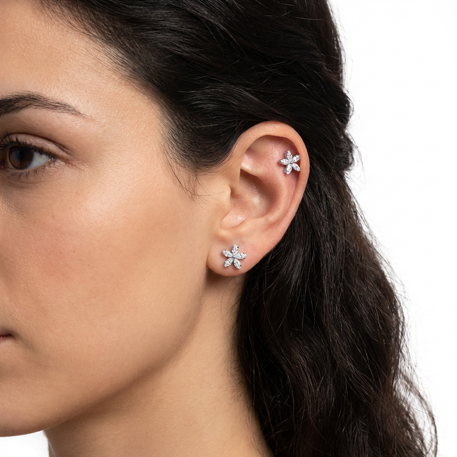 Piercing con fiore di zirconi in Titanio G23- Piercing per Lobo, helix, forward helix, conch, flat, tragus