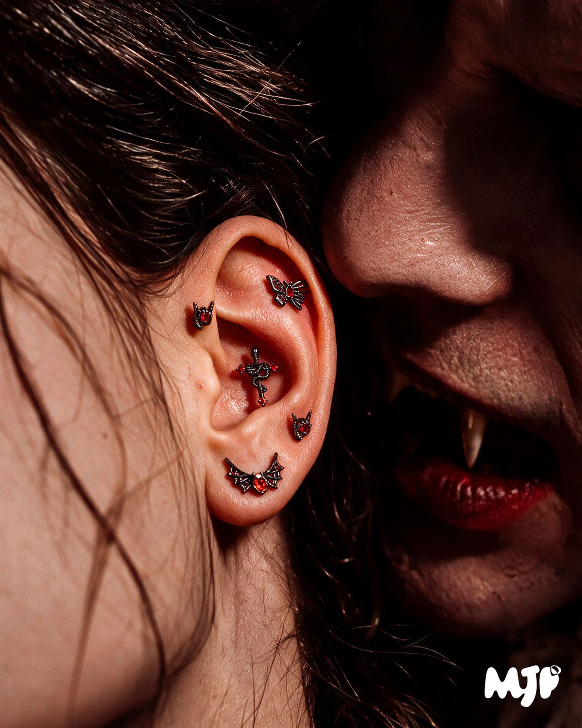Progettino Orecchio Halloween in Titanio – Set 5 Piercing Gothic con Croce, Ali e Zirconi Rossi