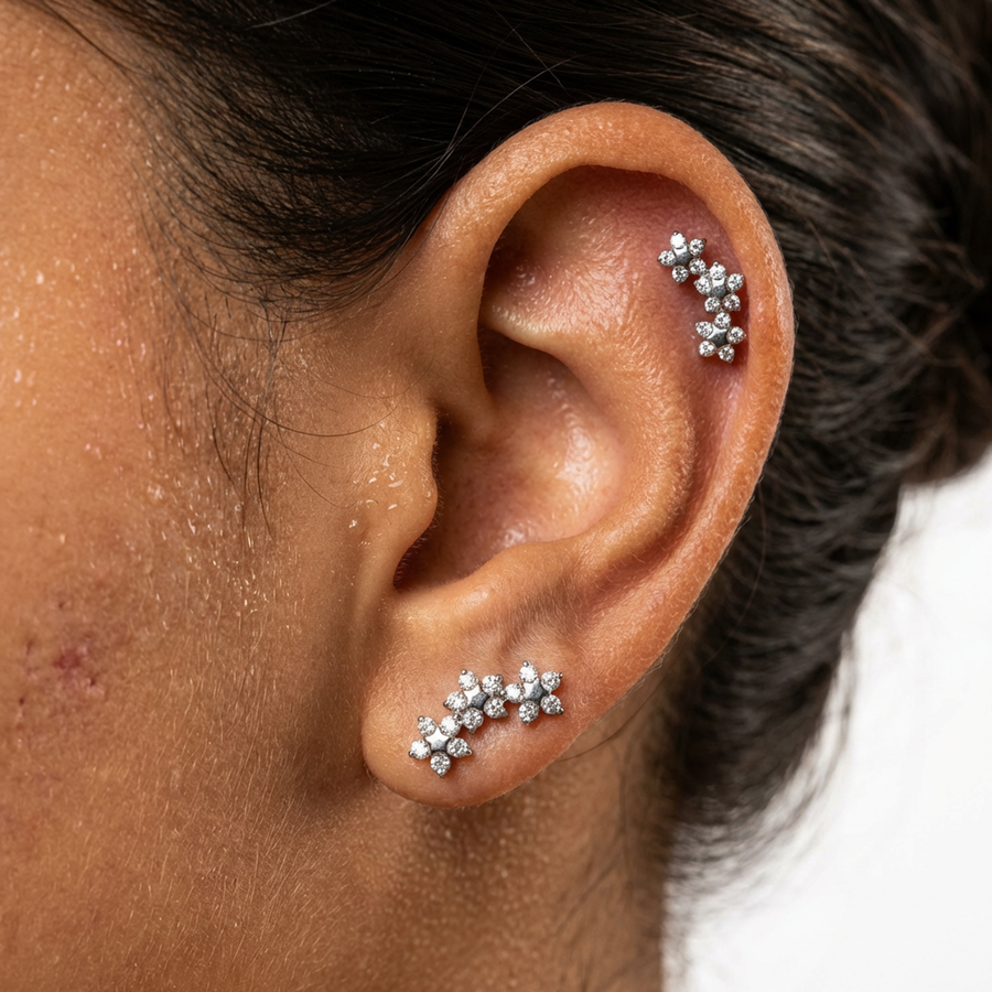 Piercing con tre fiori di zirconi in Titanio G23- Piercing per Lobo, helix, forward helix, conch, flat, tragus