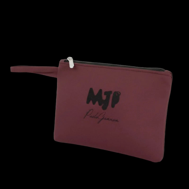 Pochette Bordò Idrorepellente MJP con Firma Paolo Giausa – Eleganza e Stile Iconico